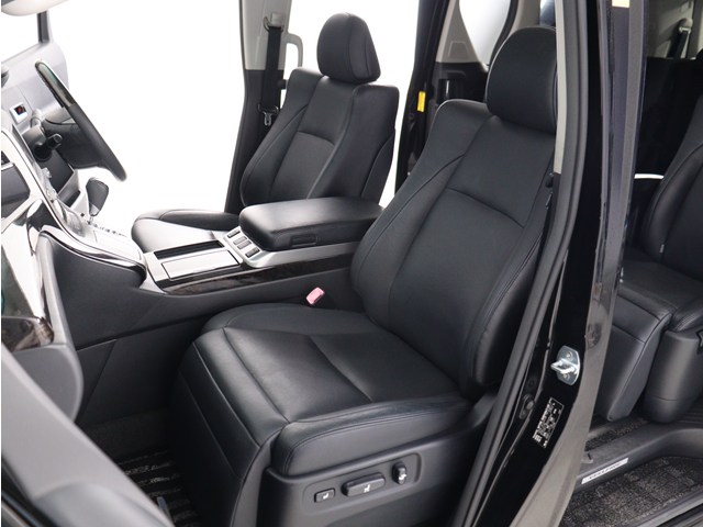 【運転席助手席も広々☆】
広々使えるのは後席だけではございません｡
国内最高峰ミニバンの特権ですね!