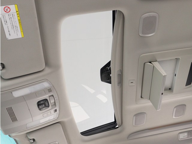 【大人気☆ツインサンルーフ】
見た目もカッコよく、車内の解放感も演出!
必須条件にされるほどの大人気装備です!