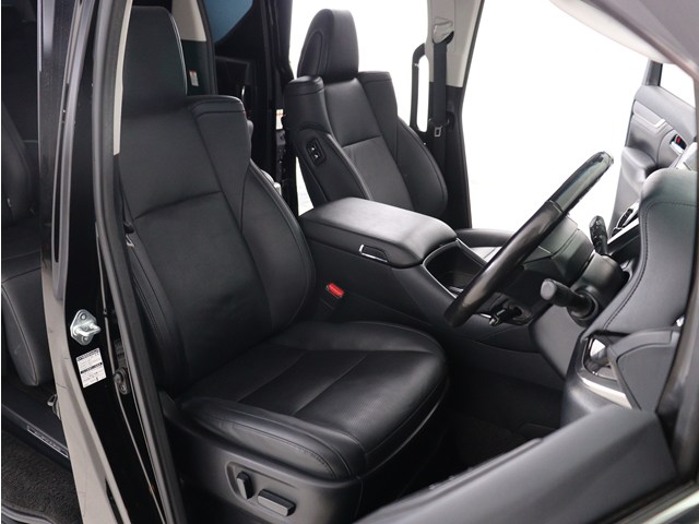 【運転席助手席も広々☆】
広々使えるのは後席だけではございません｡
国内最高峰ミニバンの特権ですね!