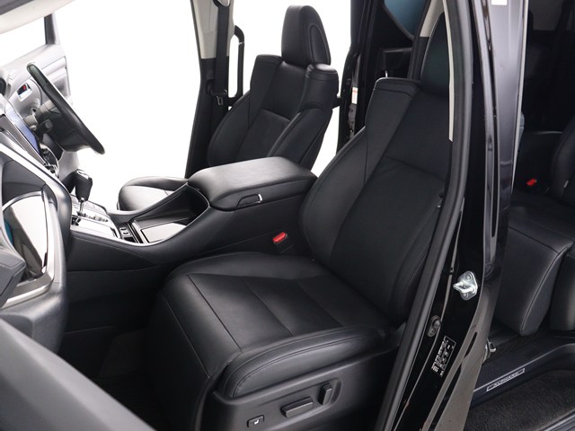 【運転席助手席も広々☆】
広々使えるのは後席だけではございません｡
国内最高峰ミニバンの特権ですね!