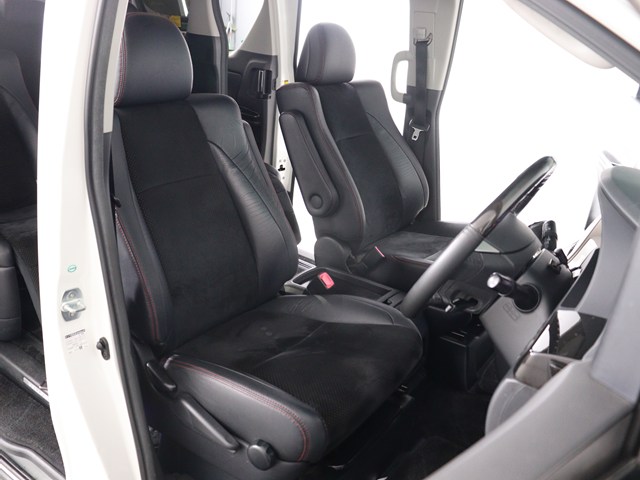 【運転席助手席も広々☆】
広々使えるのは後席だけではございません｡
国内最高峰ミニバンの特権ですね!