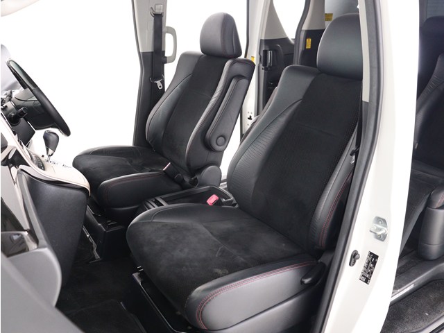 【運転席助手席も広々☆】
広々使えるのは後席だけではございません｡
国内最高峰ミニバンの特権ですね!
