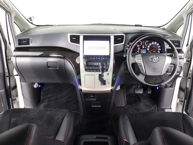 【運転席助手席も広々☆】
広々使えるのは後席だけではございません｡
国内最高峰ミニバンの特権ですね!