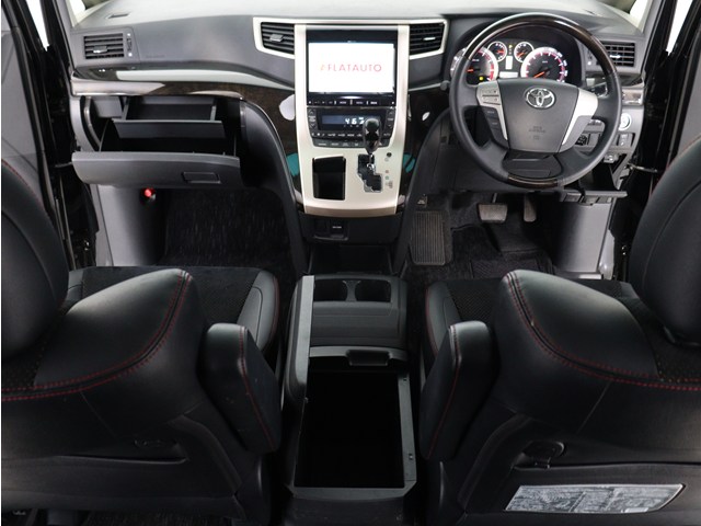 【運転席助手席も広々☆】
広々使えるのは後席だけではございません｡
国内最高峰ミニバンの特権ですね!