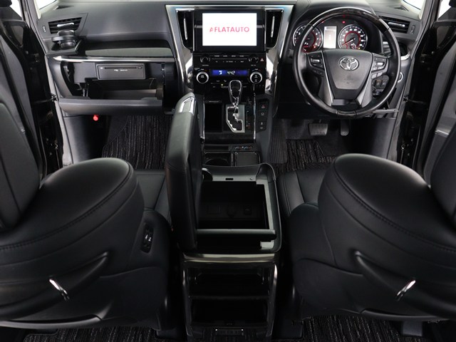 【運転席助手席も広々☆】
広々使えるのは後席だけではございません｡
国内最高峰ミニバンの特権ですね!