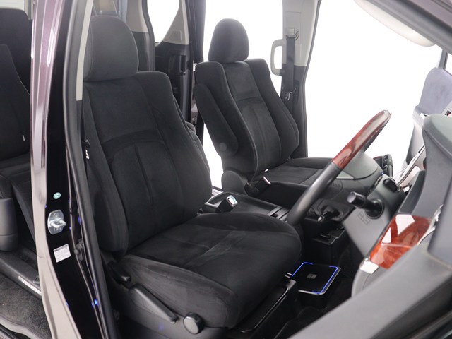 内装の状態も非常にクリーンな状態です｡
ご納車前には専門スタッフが
隅々までクリーニングを行います!