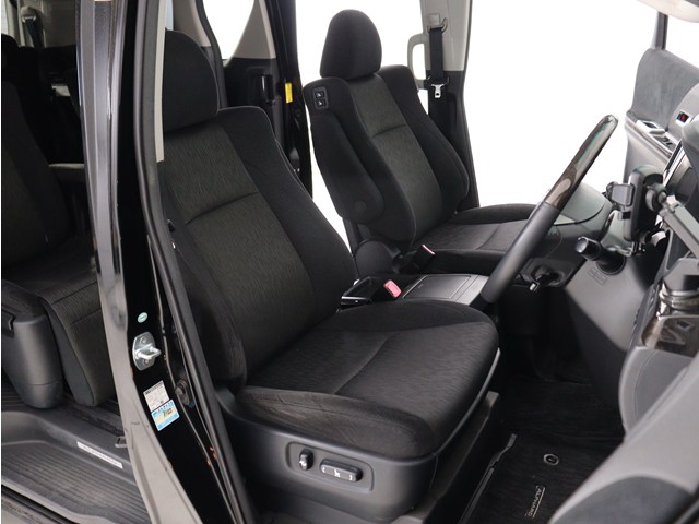 【運転席助手席も広々☆】
広々使えるのは後席だけではございません｡
国内最高峰ミニバンの特権ですね!