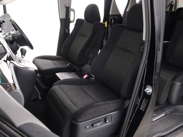 【運転席助手席も広々☆】
広々使えるのは後席だけではございません｡
国内最高峰ミニバンの特権ですね!