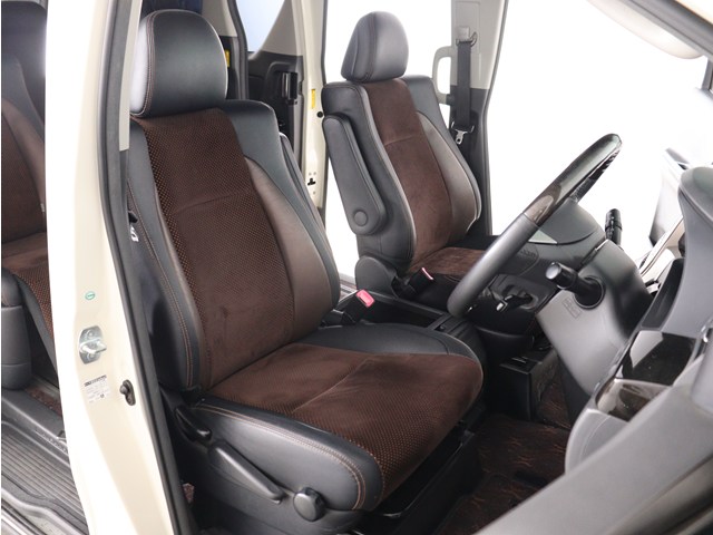 【運転席助手席も広々☆】
広々使えるのは後席だけではございません｡
国内最高峰ミニバンの特権ですね!