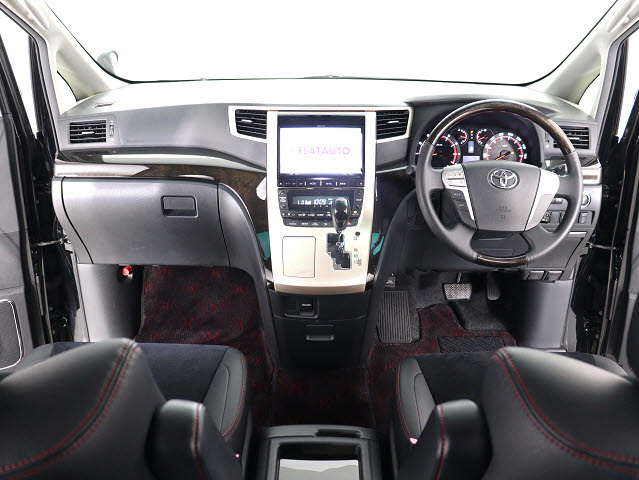 【運転席助手席も広々☆】
広々使えるのは後席だけではございません｡
国内最高峰ミニバンの特権ですね!