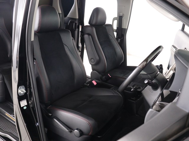 内装の状態も非常にクリーンな状態です｡
ご納車前には専門スタッフが
隅々までクリーニングを行います!