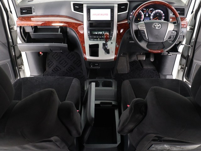 【運転席助手席も広々☆】
広々使えるのは後席だけではございません｡
国内最高峰ミニバンの特権ですね!