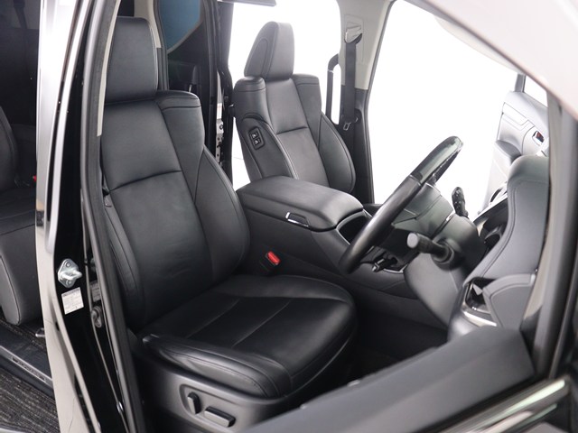 【運転席助手席も広々☆】
広々使えるのは後席だけではございません｡
国内最高峰ミニバンの特権ですね!