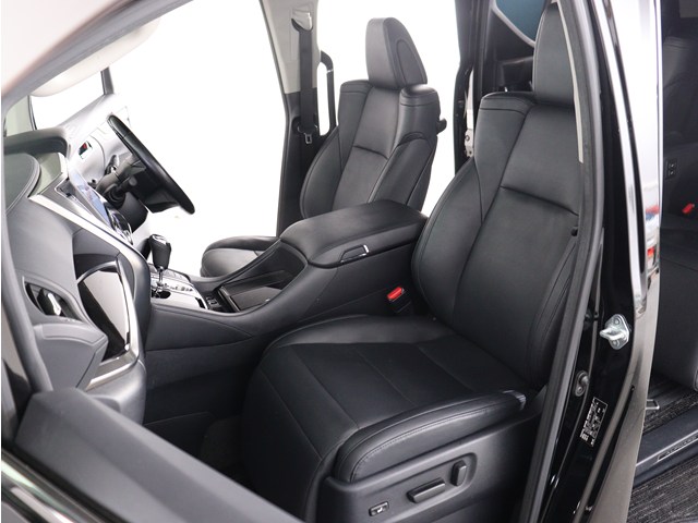 【運転席助手席も広々☆】
広々使えるのは後席だけではございません｡
国内最高峰ミニバンの特権ですね!