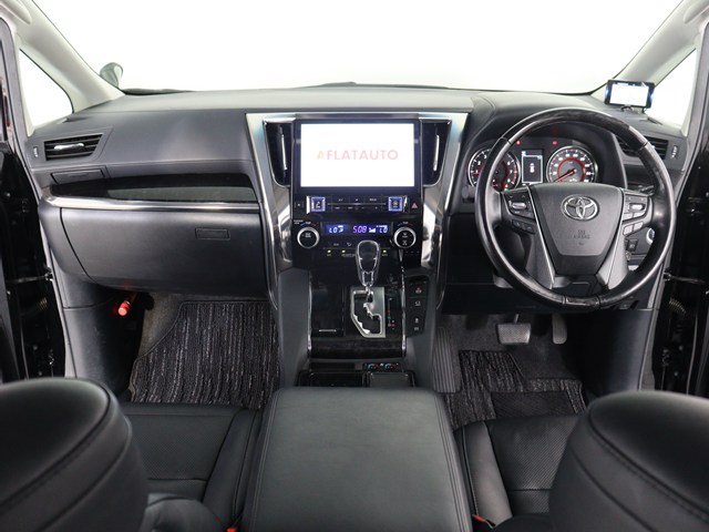 【運転席助手席も広々☆】
広々使えるのは後席だけではございません｡
国内最高峰ミニバンの特権ですね!
