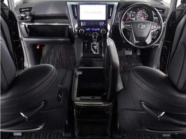 【運転席助手席も広々☆】
広々使えるのは後席だけではございません｡
国内最高峰ミニバンの特権ですね!