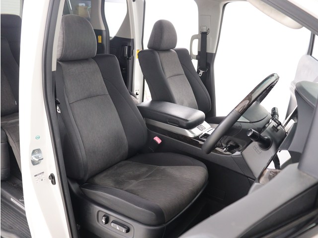 【運転席助手席も広々☆】
広々使えるのは後席だけではございません｡
国内最高峰ミニバンの特権ですね!