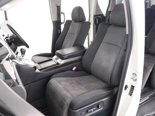 【運転席助手席も広々☆】
広々使えるのは後席だけではございません｡
国内最高峰ミニバンの特権ですね!