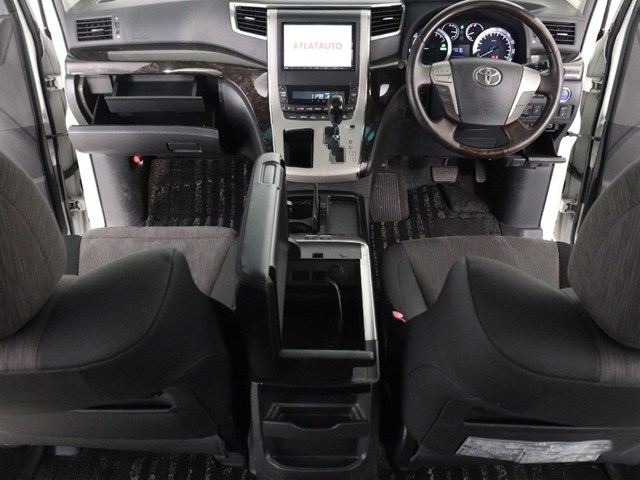 【運転席助手席も広々☆】
広々使えるのは後席だけではございません｡
国内最高峰ミニバンの特権ですね!