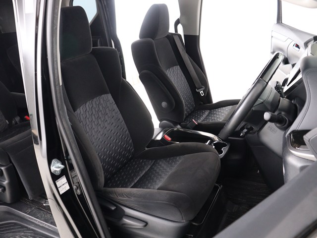 【運転席助手席も広々☆】
広々使えるのは後席だけではございません｡
国内最高峰ミニバンの特権ですね!