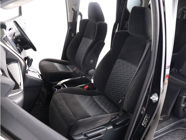 【運転席助手席も広々☆】
広々使えるのは後席だけではございません｡
国内最高峰ミニバンの特権ですね!