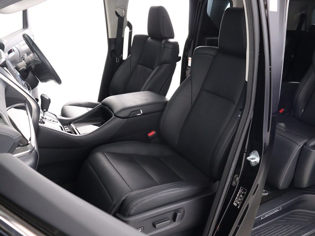 内装の状態も非常にクリーンな状態です｡
ご納車前には専門スタッフが
隅々までクリーニングを行います!
