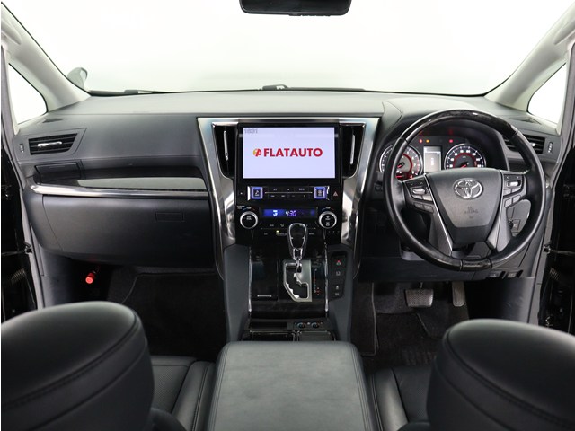 【運転席助手席も広々☆】
広々使えるのは後席だけではございません｡
国内最高峰ミニバンの特権ですね!