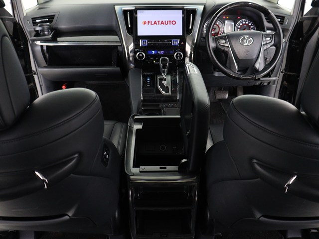 【運転席助手席も広々☆】
広々使えるのは後席だけではございません｡
国内最高峰ミニバンの特権ですね!