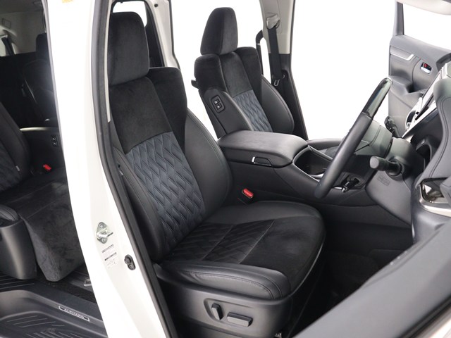 【運転席助手席も広々☆】
広々使えるのは後席だけではございません｡
国内最高峰ミニバンの特権ですね!