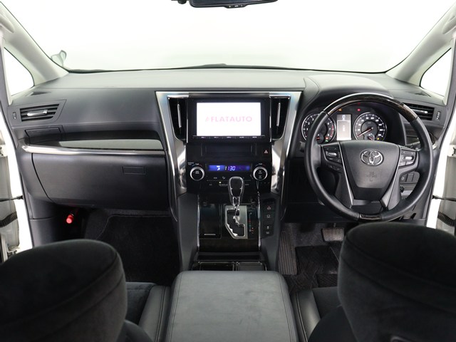【運転席助手席も広々☆】
広々使えるのは後席だけではございません｡
国内最高峰ミニバンの特権ですね!