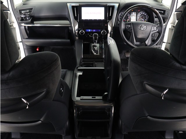 【運転席助手席も広々☆】
広々使えるのは後席だけではございません｡
国内最高峰ミニバンの特権ですね!
