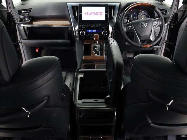 【運転席助手席も広々☆】
広々使えるのは後席だけではございません｡
国内最高峰ミニバンの特権ですね!