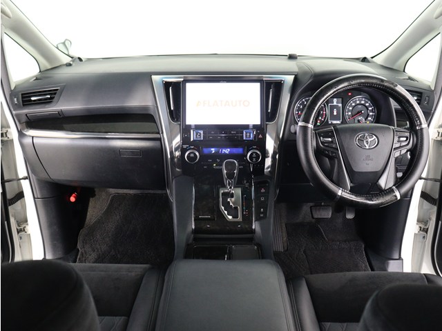 【運転席助手席も広々☆】
広々使えるのは後席だけではございません｡
国内最高峰ミニバンの特権ですね!