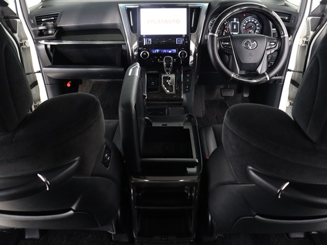 【運転席助手席も広々☆】
広々使えるのは後席だけではございません｡
国内最高峰ミニバンの特権ですね!