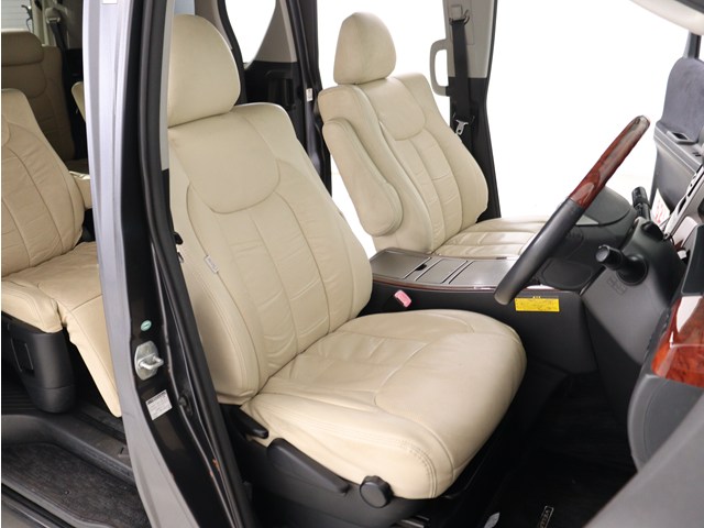内装の状態も非常にクリーンな状態です｡
ご納車前には専門スタッフが
隅々までクリーニングを行います!