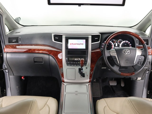 【運転席助手席も広々☆】
広々使えるのは後席だけではございません｡
国内最高峰ミニバンの特権ですね!