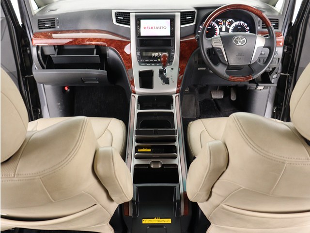 【運転席助手席も広々☆】
広々使えるのは後席だけではございません｡
国内最高峰ミニバンの特権ですね!