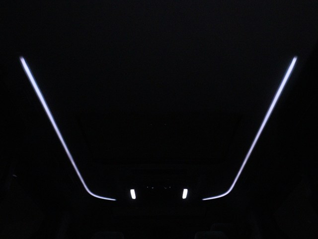 夜間に室内を照らしてくれるルームライトで
す♪♪