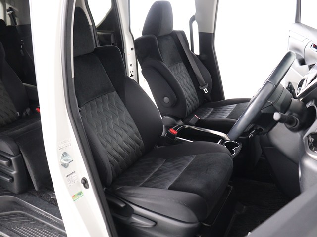 内装の状態も非常にクリーンな状態です｡
ご納車前には専門スタッフが
隅々までクリーニングを行います!