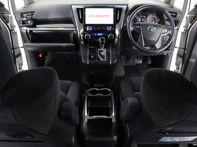【運転席助手席も広々☆】
広々使えるのは後席だけではございません｡
国内最高峰ミニバンの特権ですね!