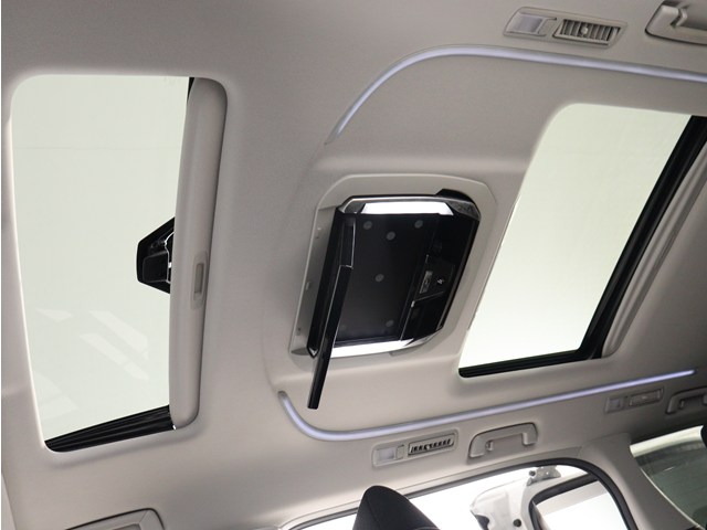 【大人気☆ツインサンルーフ】
見た目もカッコよく、車内の解放感も演出!
必須条件にされるほどの大人気装備です!