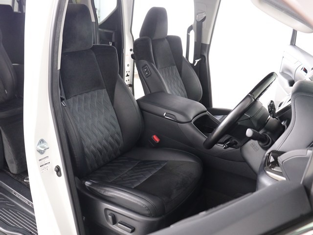 【運転席助手席も広々☆】
広々使えるのは後席だけではございません｡
国内最高峰ミニバンの特権ですね!