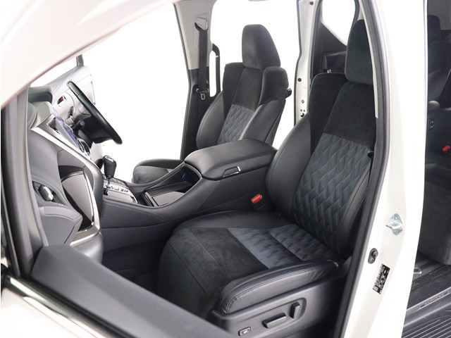 【運転席助手席も広々☆】
広々使えるのは後席だけではございません｡
国内最高峰ミニバンの特権ですね!
