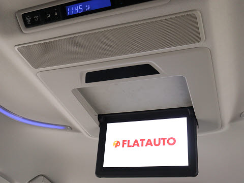 【電動後席モニター】ＪＢＬサウンド専用！
電動開閉後席フリップダウンモニターです。
５．１ｃｈサウンド対応、１７スピーカーの
専用音響システムとなり、人気の装備になり
ます。