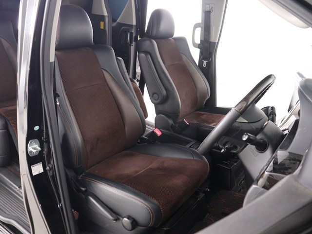 内装の状態も非常にクリーンな状態です｡
ご納車前には専門スタッフが
隅々までクリーニングを行います!