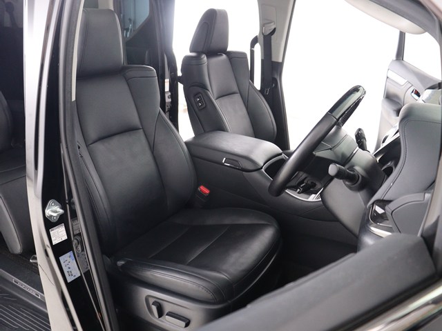 【運転席助手席も広々☆】
広々使えるのは後席だけではございません｡
国内最高峰ミニバンの特権ですね!