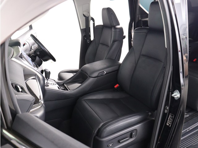 【運転席助手席も広々☆】
広々使えるのは後席だけではございません｡
国内最高峰ミニバンの特権ですね!