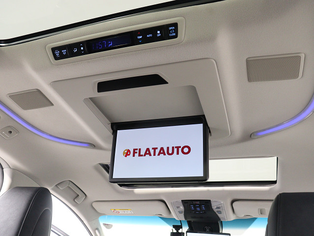【電動後席モニター】ＪＢＬサウンド専用！
電動開閉後席フリップダウンモニターです。
５．１ｃｈサウンド対応、１７スピーカーの
専用音響システムとなり、人気の装備になり
ます。