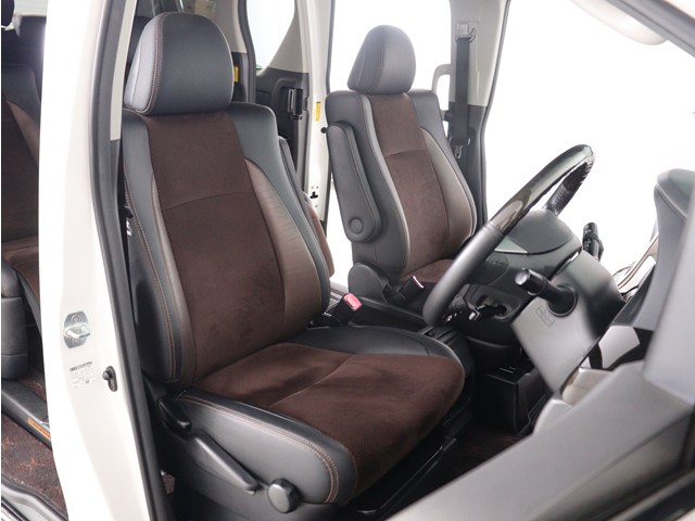 【運転席助手席も広々☆】
広々使えるのは後席だけではございません｡
国内最高峰ミニバンの特権ですね!