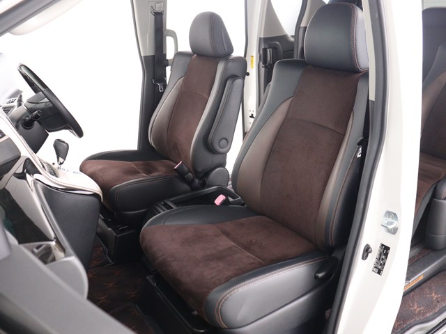 【運転席助手席も広々☆】
広々使えるのは後席だけではございません｡
国内最高峰ミニバンの特権ですね!